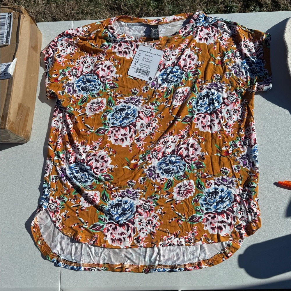 Women’s golden yellow floral short sleeve blouse size L-XL round neck curved hem